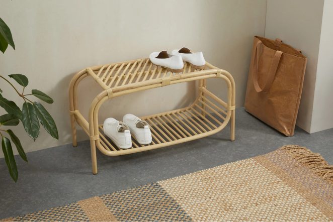 Fonksiyonel ve hoş bir giriş oluşturmak için bir parça doğal rattan mobilya