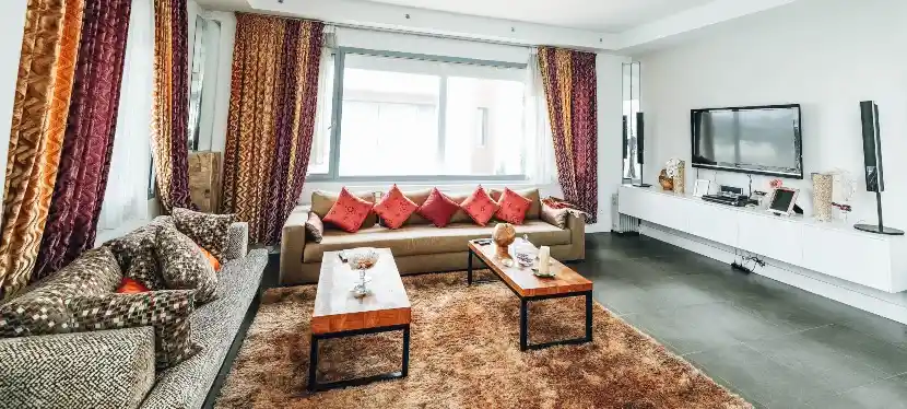 Minimalist dekorasyona sahip televizyon alanı