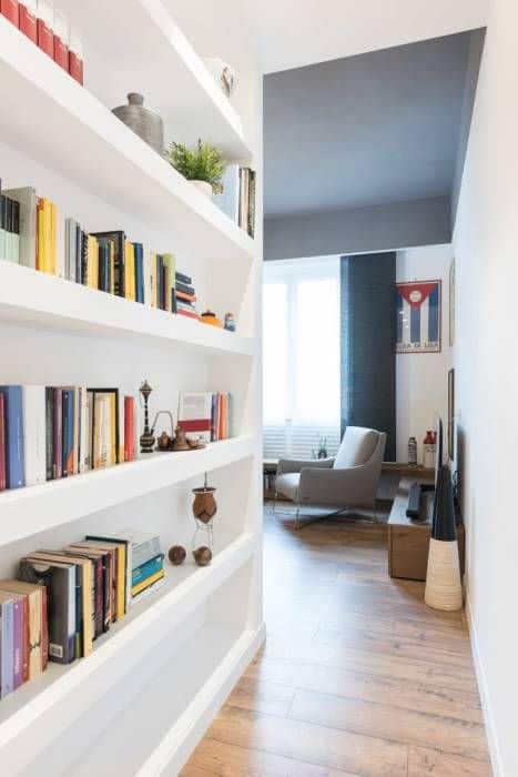 12-Koridorun duvarlarını kitaplarla doldurun